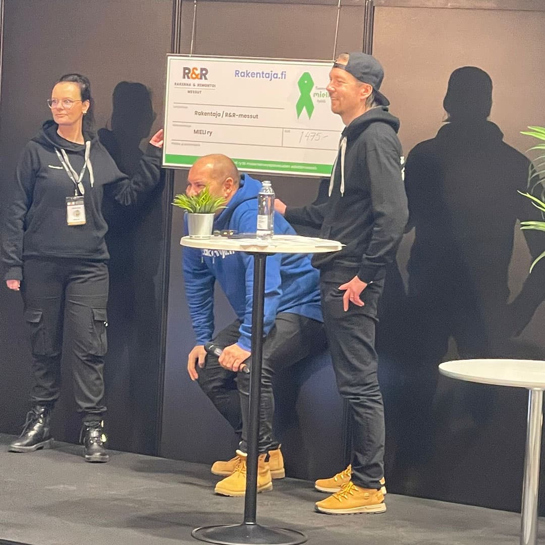 <p data-block-key="r93uc">Nykyiset yrittäjät Heidi Uusitalo ja Jussi Ruotsalainen. Keskellä remonttipiiskuri Perttu Sirviö R&amp;R-messujen hyväntekeväisyyshuutokaupassa.</p>