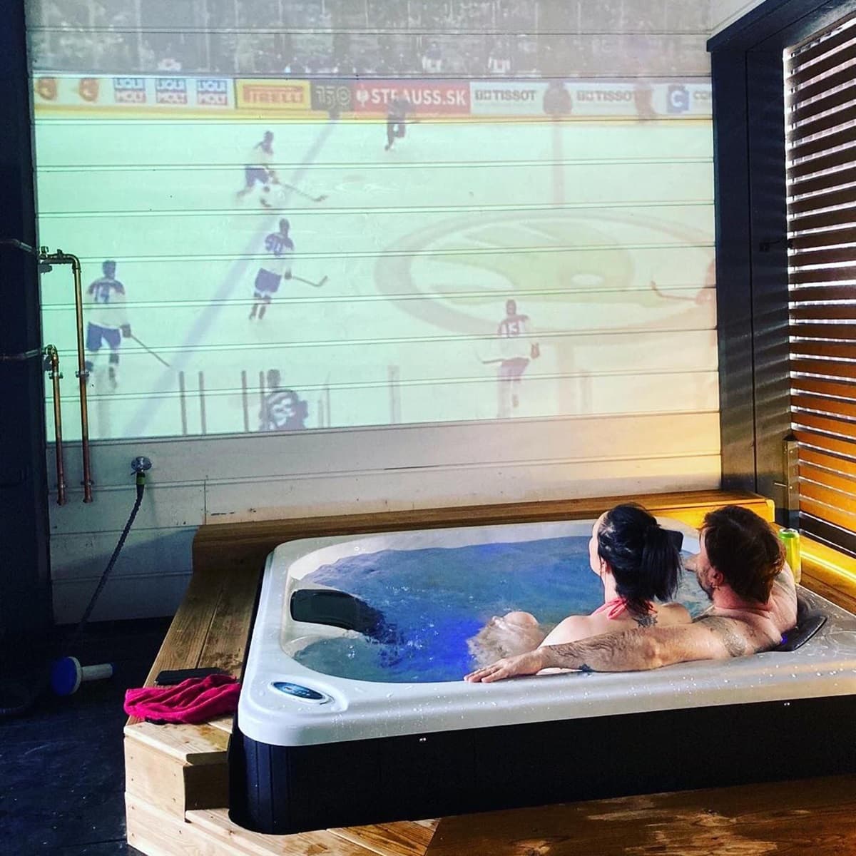 <p data-block-key="r6su5">Porealtaan käyttö tuo rentoutta, mutta muista huomioida myös huoltotoimet ja energiankulutus jo ennen hankintaa. (Kuva: HU)</p>