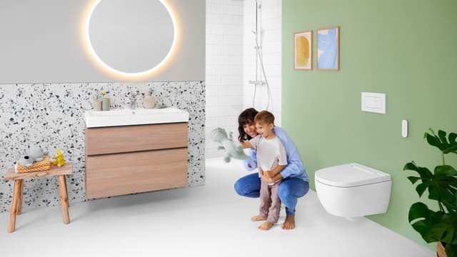 nainen ja lapsi wc-tilassa