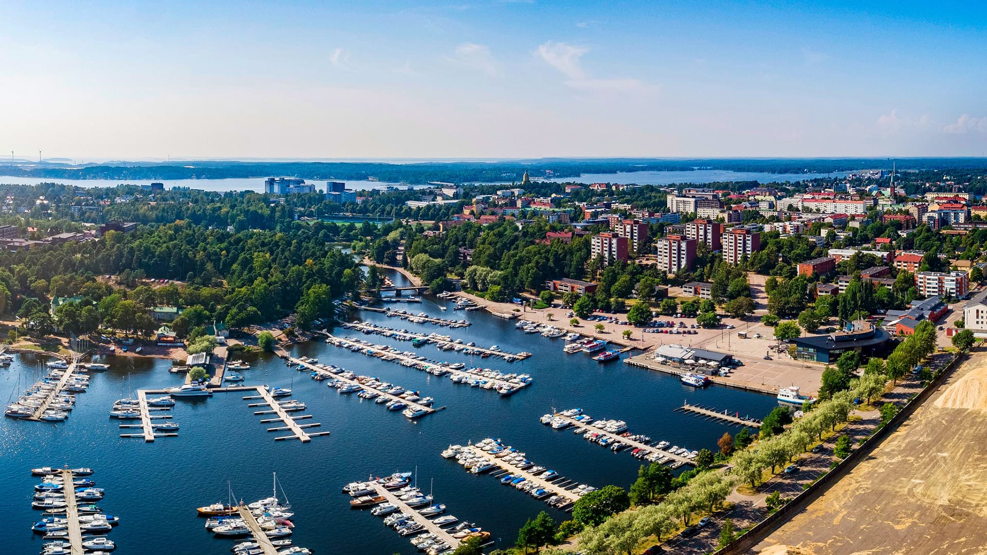 <p data-block-key="z4mb7">Kotka levittäytyy kuin vihreä keidas meren sylissä – ilmasta avautuu upea näkymä kaupungin puistoihin, saaristoon ja Sapokan venesataman elämään.</p>