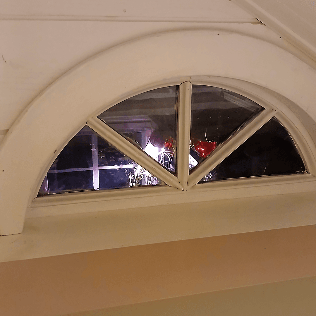 Vanhasta kaari-ikkunasta pääsee kurkistamaan mitä alakerrassa tapahtuu