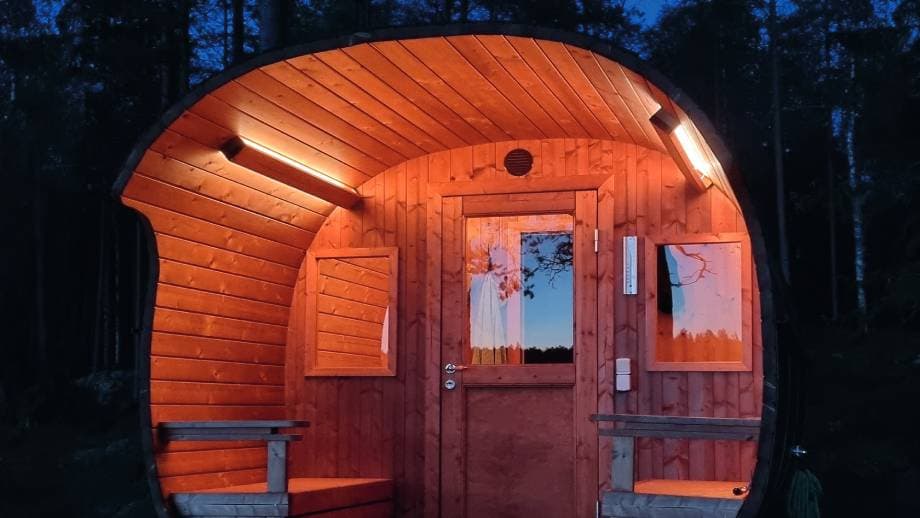 <p data-block-key="hasfl">KUVA 4 Saunan terassin valaistus kutsuu lämmittäjää. </p>