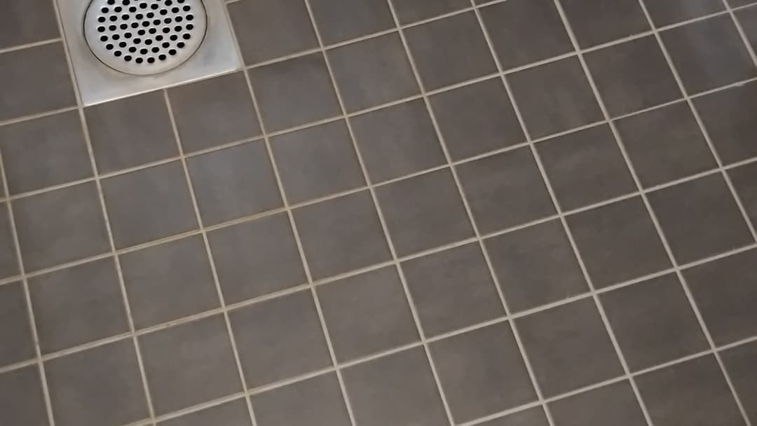 Kuvassa kylpyhuoneen lattialaatoitusta