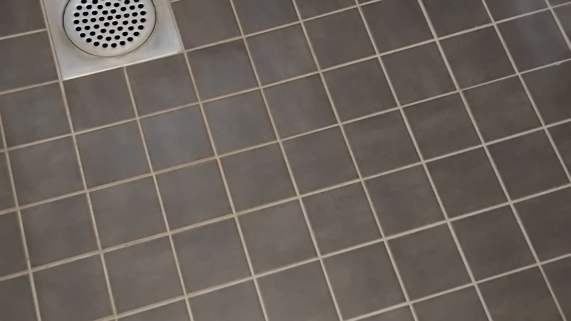 Laatoitus osittain irti - miten sen saa korjattua?