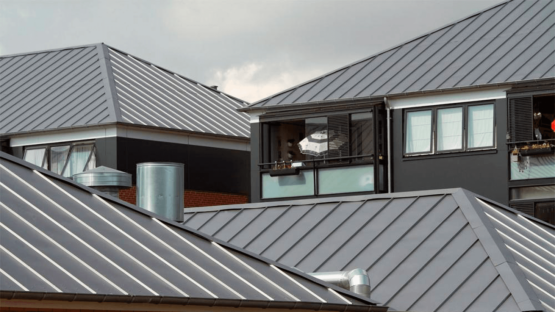 <p data-block-key="jwupf">Kun pinnoite hilseilee tai ruuvit nousevat, on aika toimia – oikea-aikainen huolto voi säästää kokonaiselta kattoremontilta. (Kuva Metehe Oy)</p>