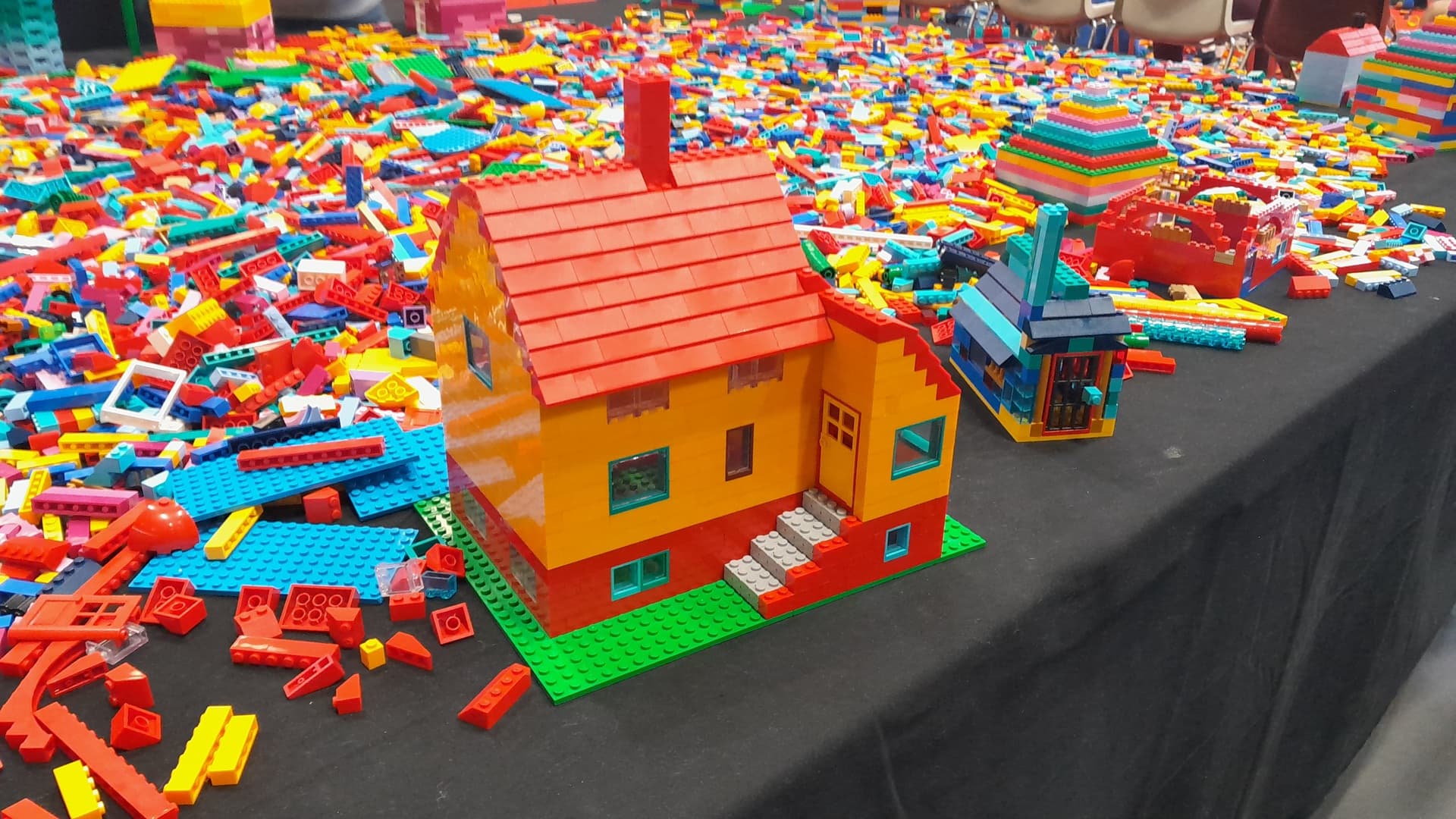 Lapsiperheille suunnattu Perhepäivä uudistaa R&R-messut – mukana maksuton Muksula ja LEGO-rakennusalue PiiPoolta