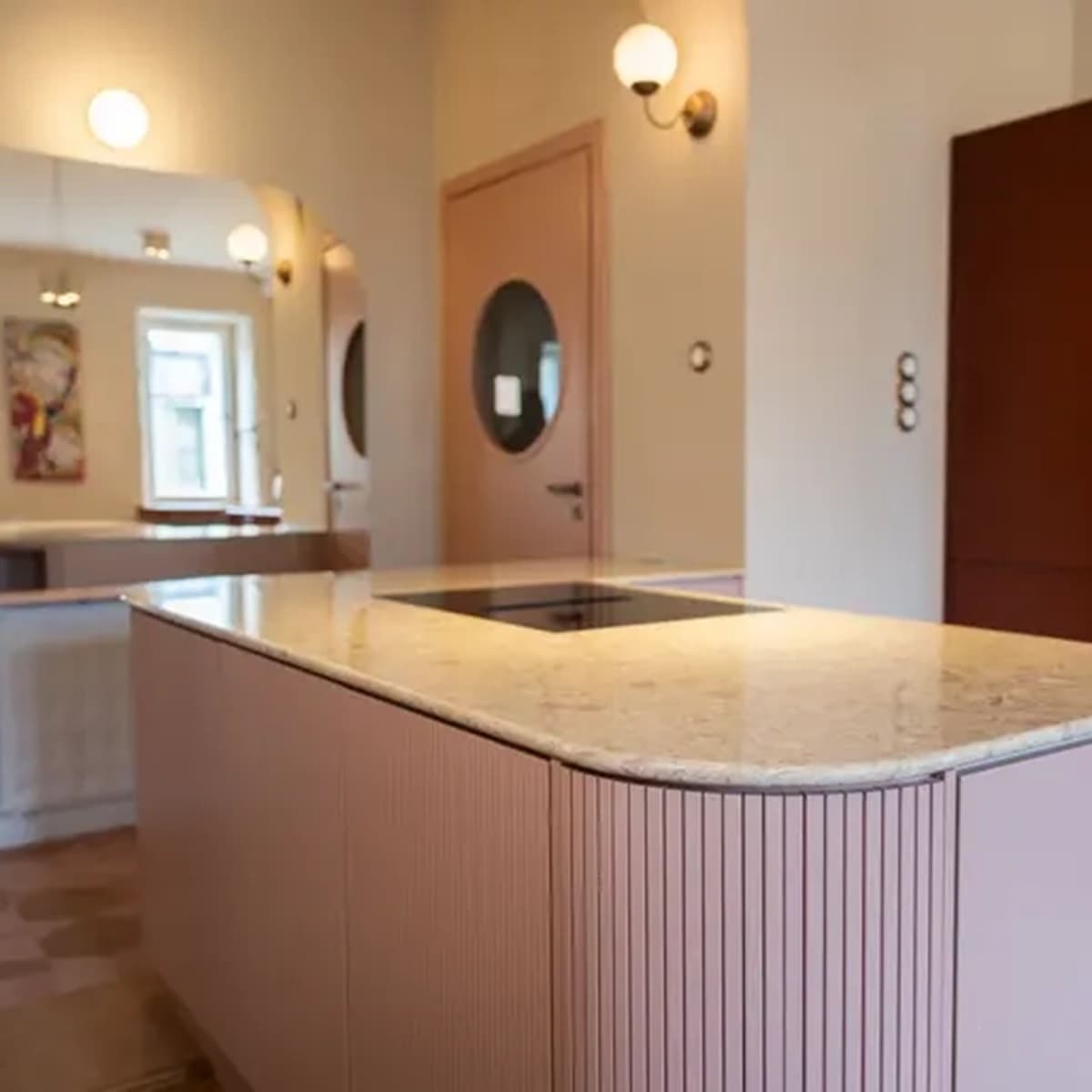 <p data-block-key="ryl04">Suuri niemeke kokoaa keittiön toiminnot yhteen ja toimii samalla tilanjakajana</p>