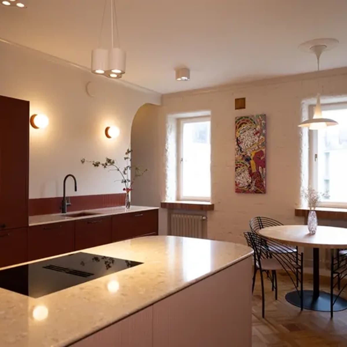 <p data-block-key="hqubm">Keittiö avautuu eteisestä näyttävästi holvikaaren läpi, tuoden tilaan avaruutta ja yhtenäisen linjan. </p>