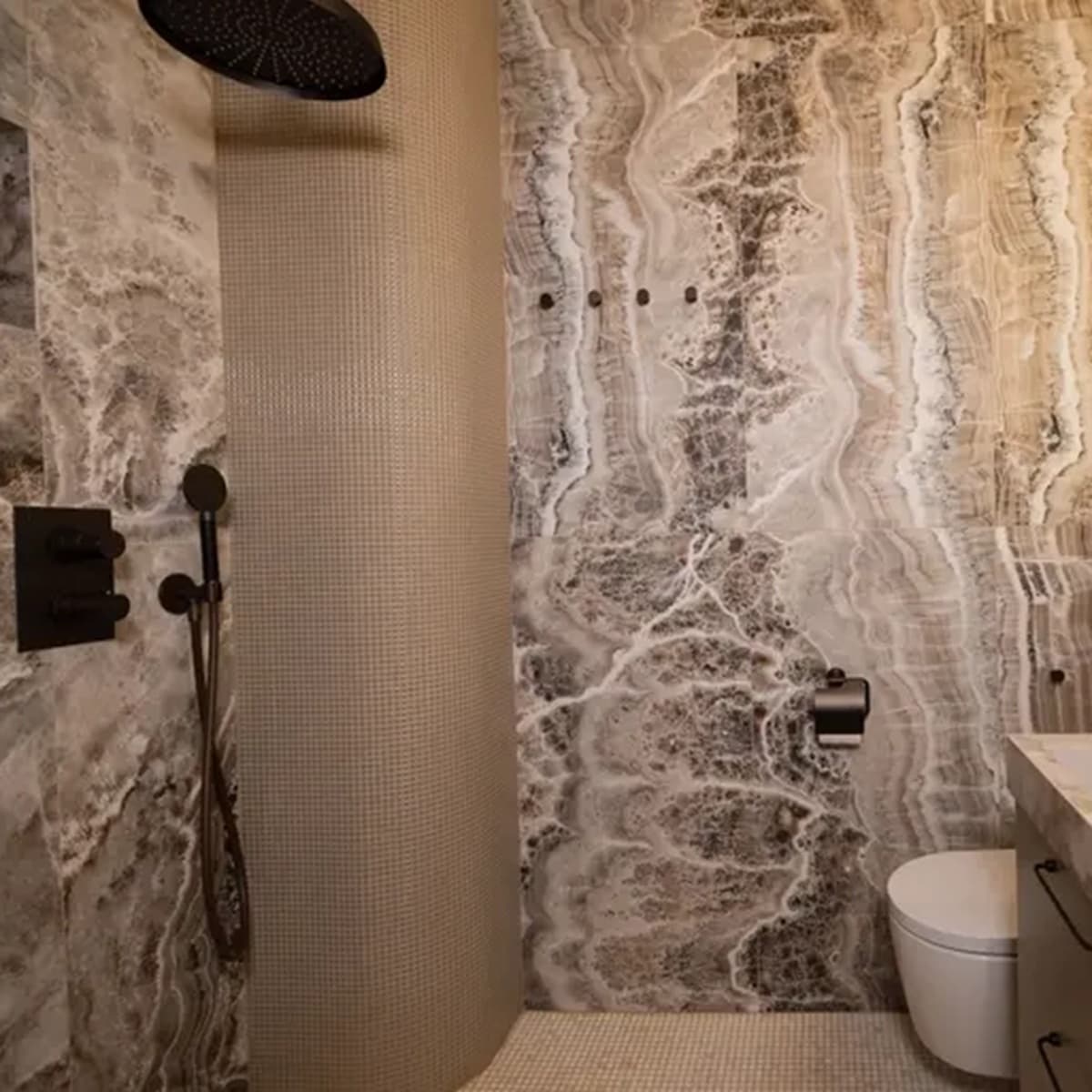 <p data-block-key="mtqq4">Suurlaatat, mosaiikkipinta ja katonrajassa olevat ikkunat tuovat kylpyhuoneeseen valoa ja ylellisyyttä. </p>