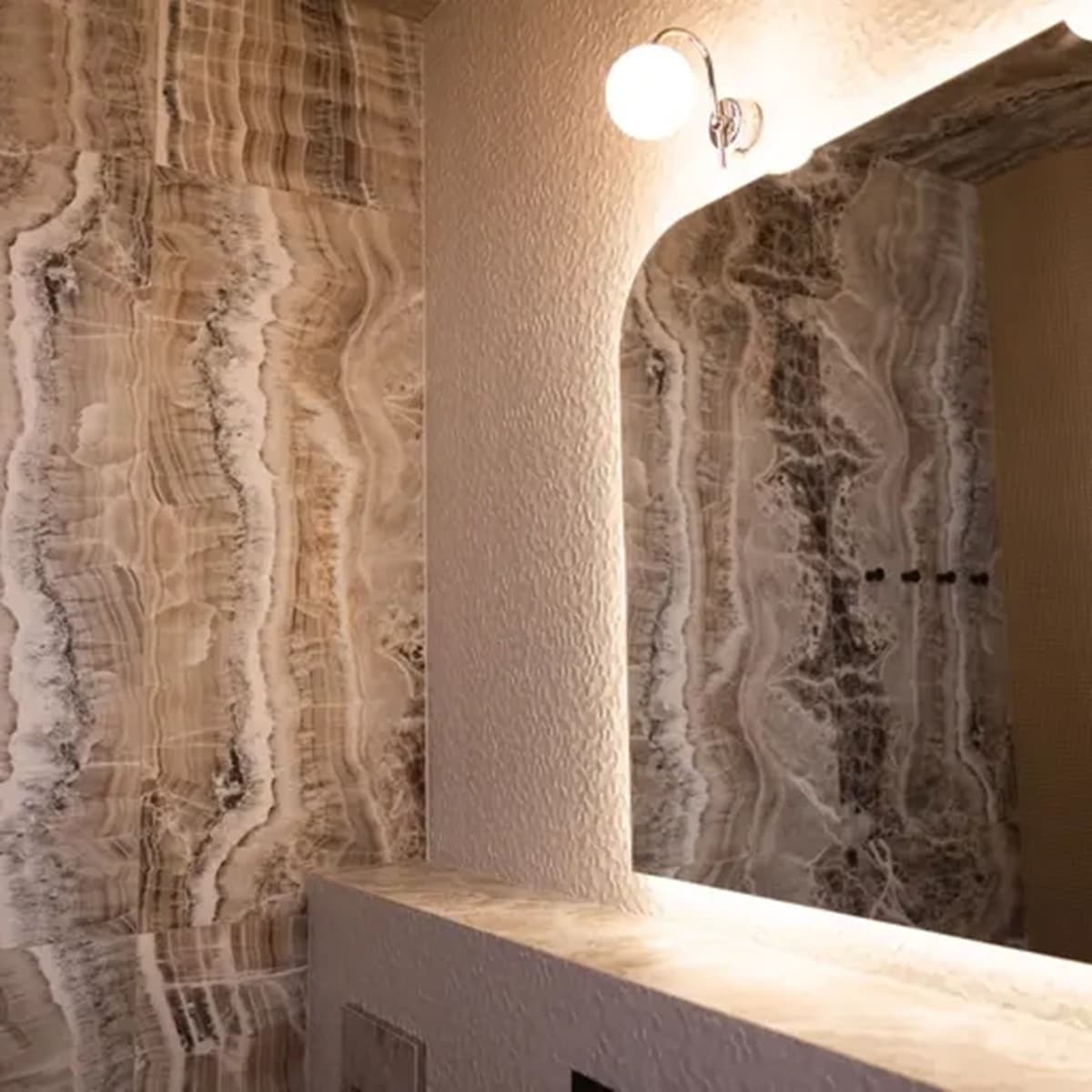 <p data-block-key="x9wj6">Kylpyhuoneen neljä erilaista laattaa ja kaareva arkkitehtuuri luovat persoonallisen kokonaisuuden. </p>