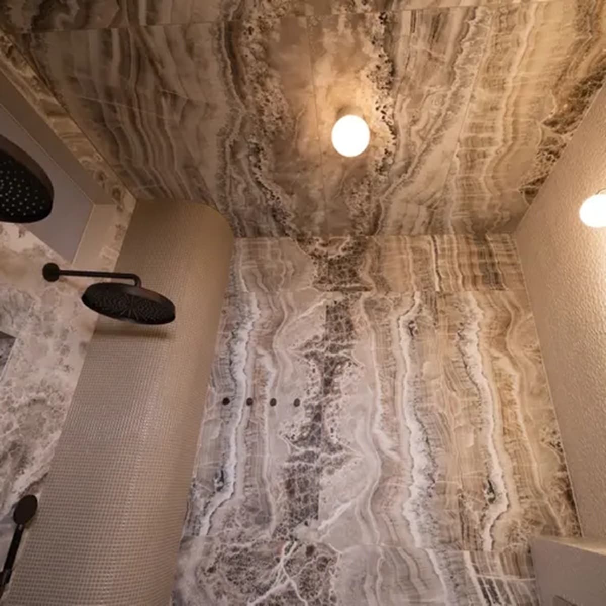 <p data-block-key="dyw13">Kaarevat kulmat ja harmoniset materiaalivalinnat tuovat kylpyhuoneeseen pehmeää arkkitehtuuria.</p>