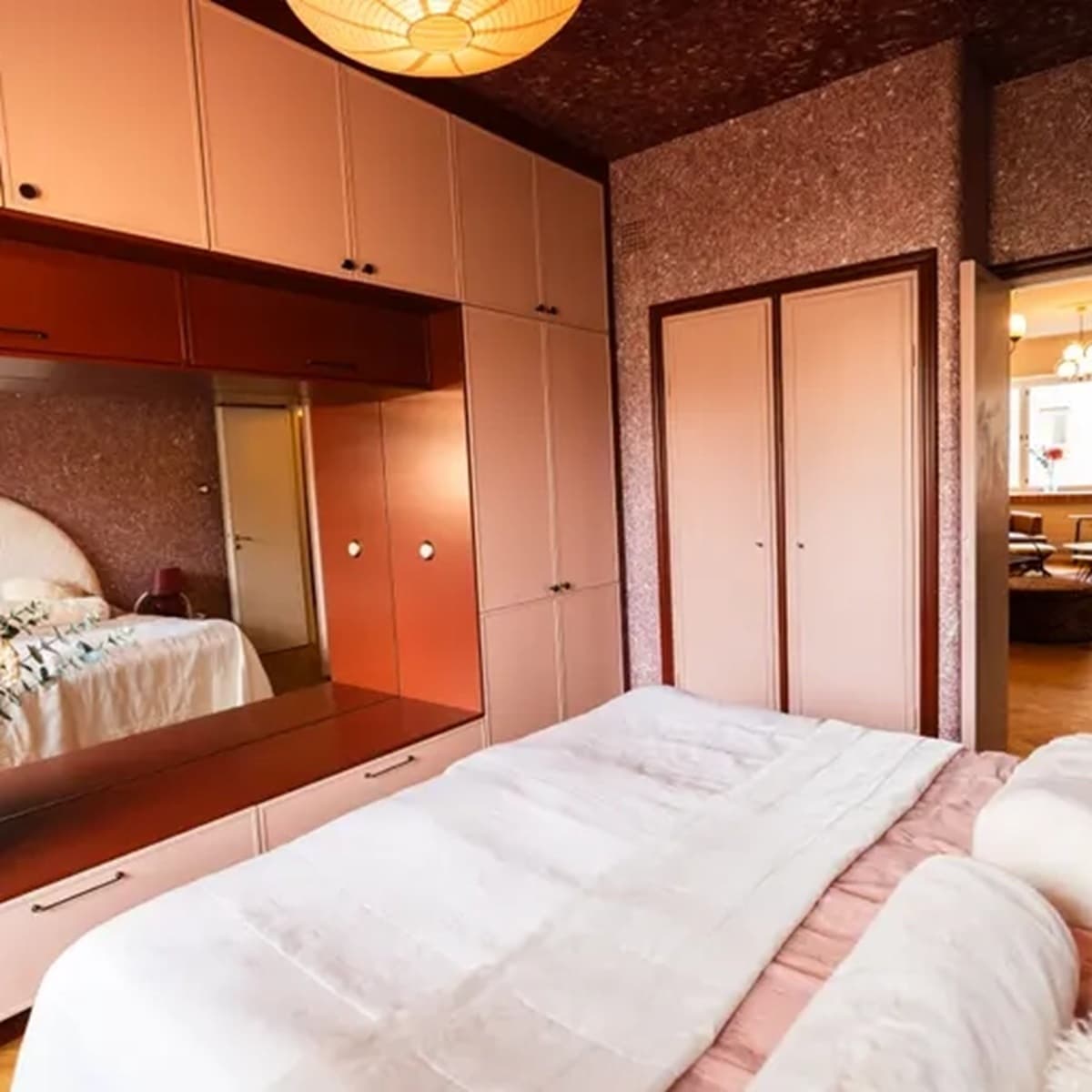 <p data-block-key="at3i2">Nestemäinen kangastapetti ja pehmeät materiaalit luovat makuuhuoneeseen rauhallisen tunnelman.</p>