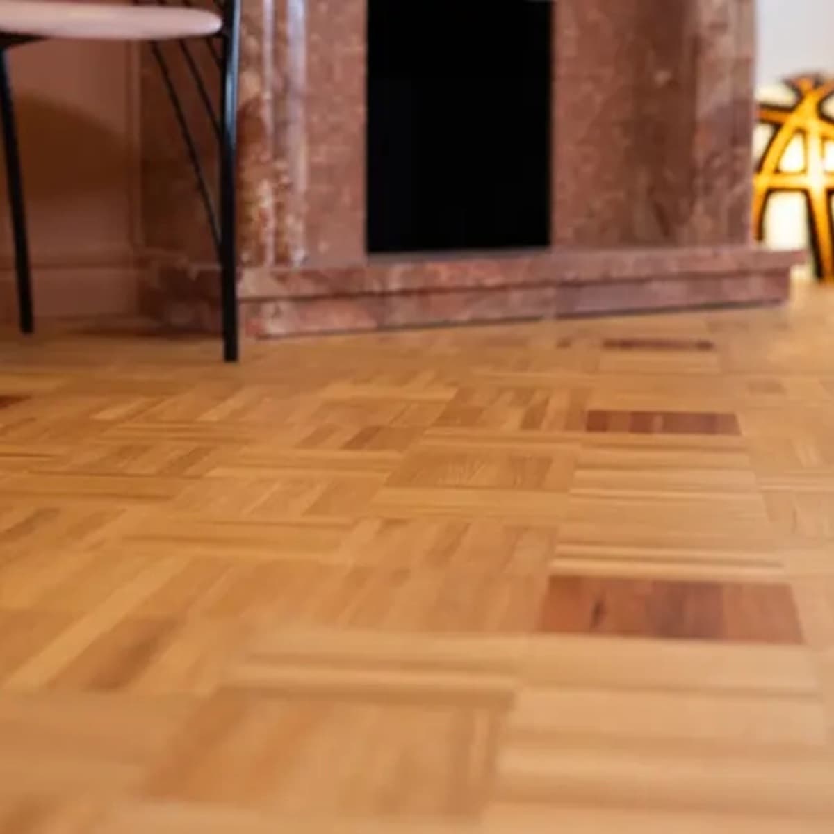 <p data-block-key="0hxf4">Kaksi erilaista mosaiikkiparkettilaattaa muodostavat Mejan suunnitteleman uniikin lattia­kuvion.</p>