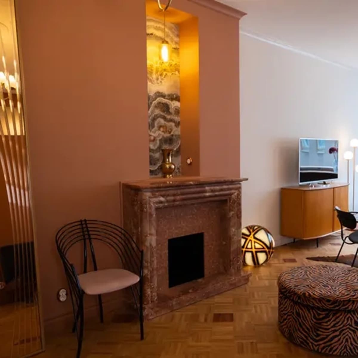 <p data-block-key="rgim1">Lämminsävyinen marmorinen takka toimii olohuoneen näyttävänä katseenvangitsijana.</p>