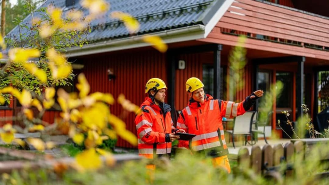 miehet suunnittelevat valokuidun kaivamista