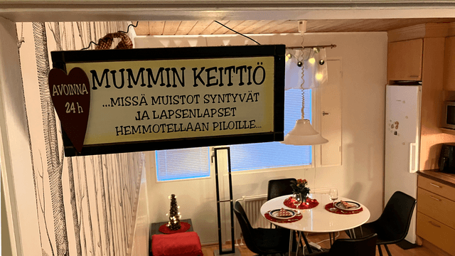 keittiön ovessa lukee mummon keittiö