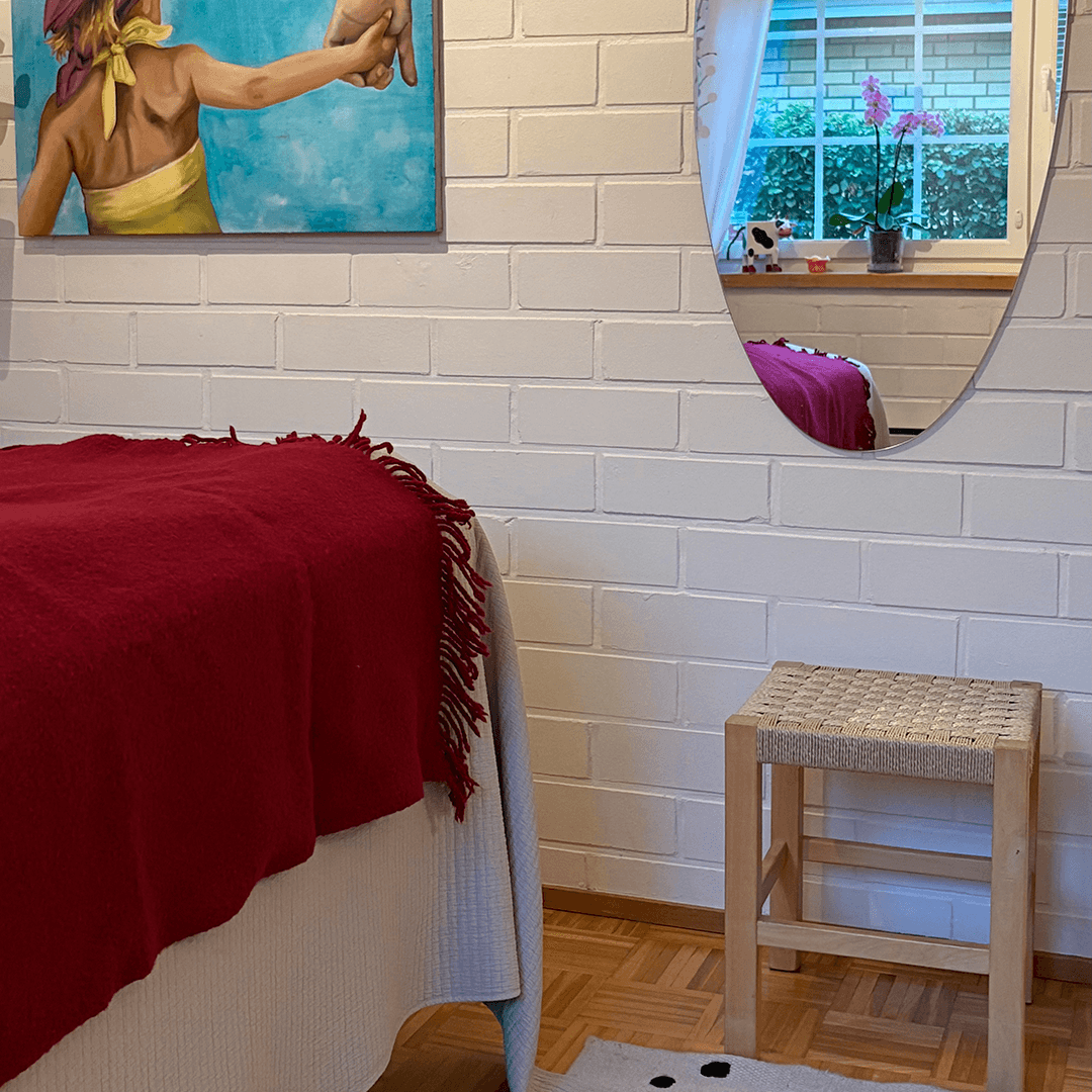 jakkara sängyn päädyssä