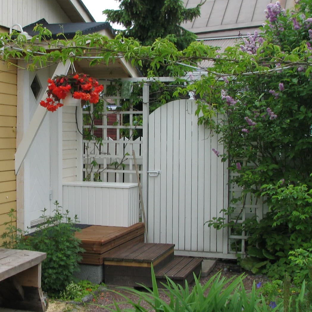 <p data-block-key="rs90i">Jos laudoitat portin pystyyn tai vaakaan, kannattaa lisätä runkoon vinotuki tai ristikko.</p>