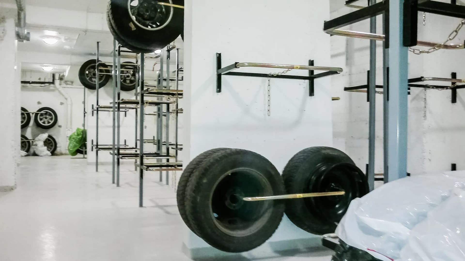 <p data-block-key="9lqsg">Ovella PST-4 on suunniteltu kestämään vuosien käyttöä. Tukeva rakenne ja lukitusmahdollisuus pitävät renkaat turvallisesti paikoillaan.</p>