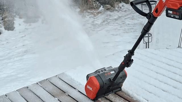 akkulumilapio heittää lunta ilmaan terassilta