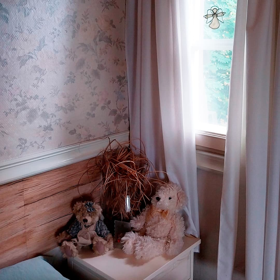 pehmonallet yöpöydällä