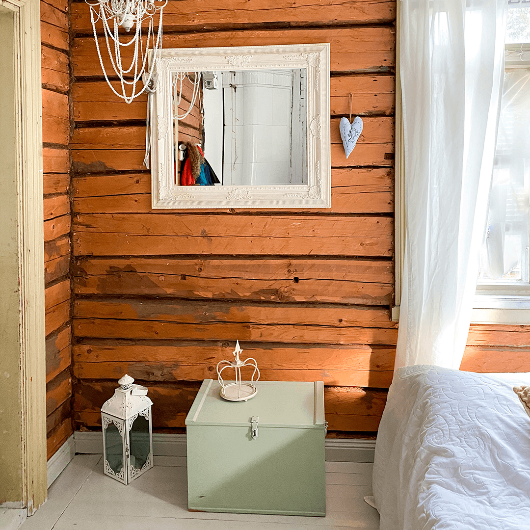 huoneen nurkassa pieni puinen kirstu