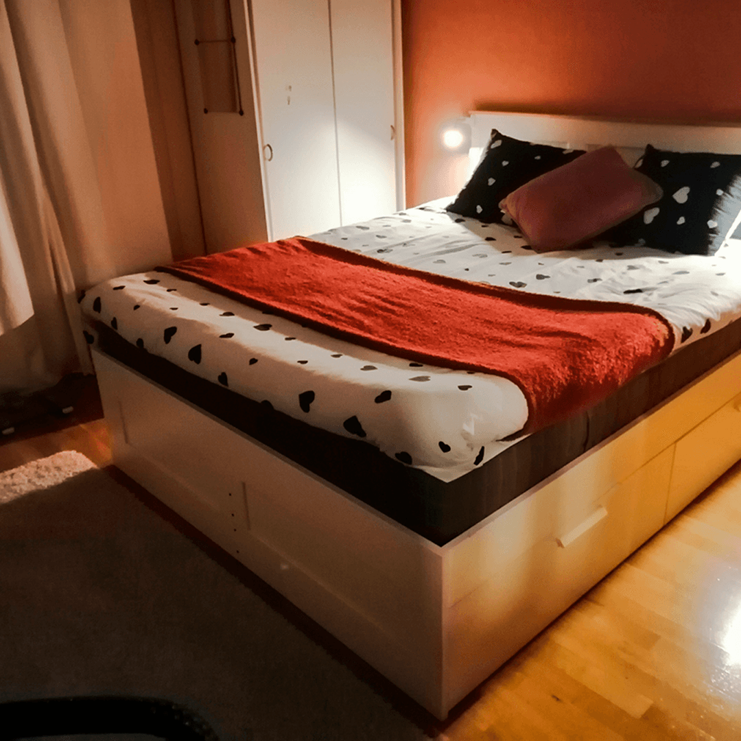 suuri parisänky keskellä huonetta