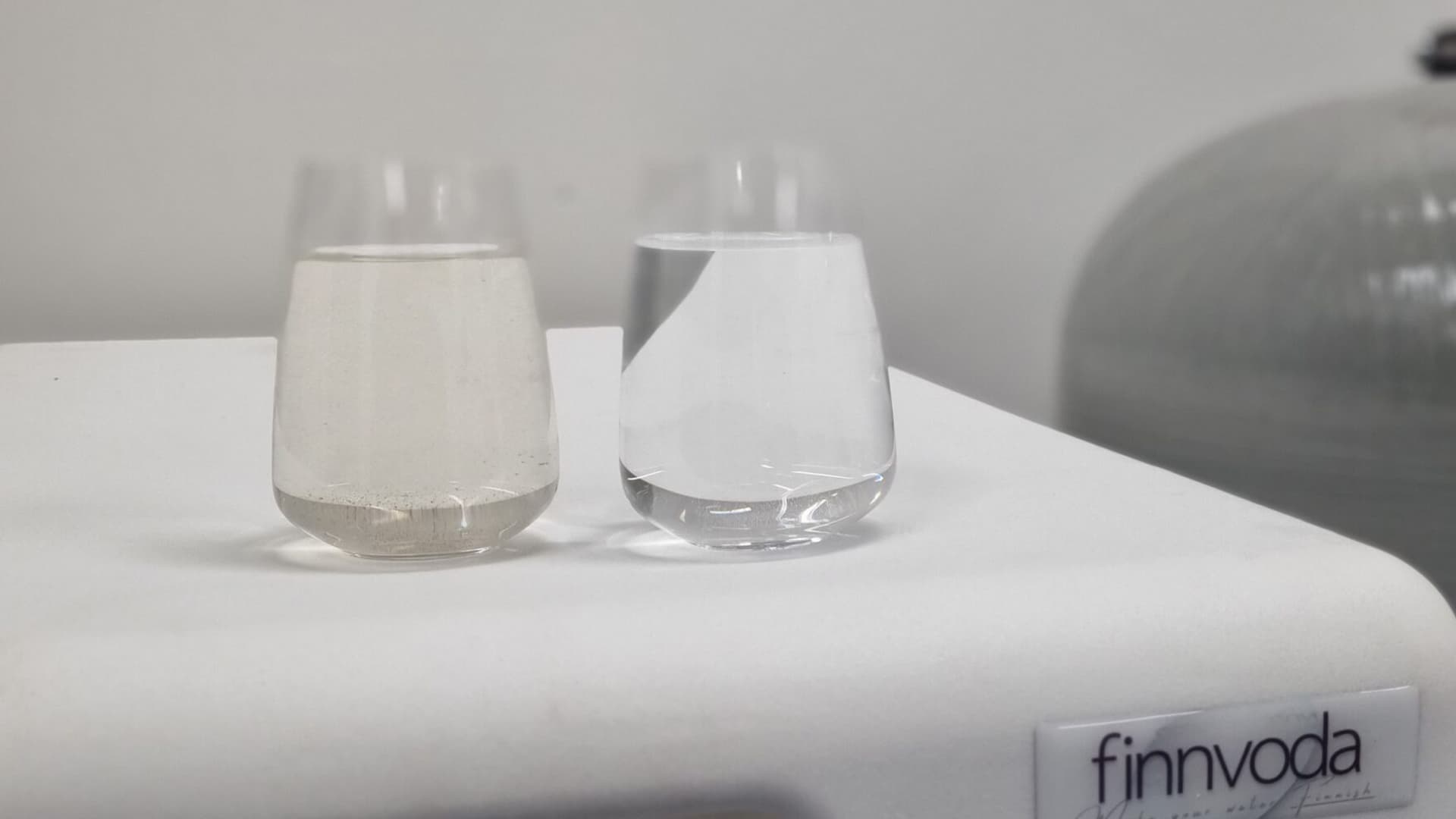 <p data-block-key="5pzo4">Vesilaseissa näkyy selvästi käsittelemättömän ja käsitellyn veden ero.</p>