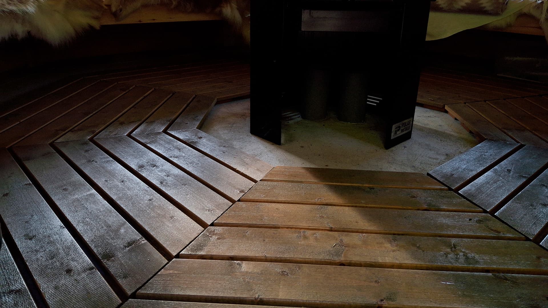 <p data-block-key="yujx1">Lattiaritilät on hyvä myös käsitellä suojalla, jotta ne on helpompaa pitää puhtaana. Betonilattiaa ei kannata maalata, sillä se alkaa varmasti hilseillä pois ajan myötä. (Kuva Sari Nieminen)</p>