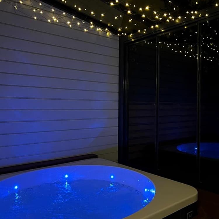 <p data-block-key="0tocy">Täydellistä rentoutumista iltahämärässä – suojaisa lasiterassi tekee porehetkistä entistä nautinnollisempia.</p>