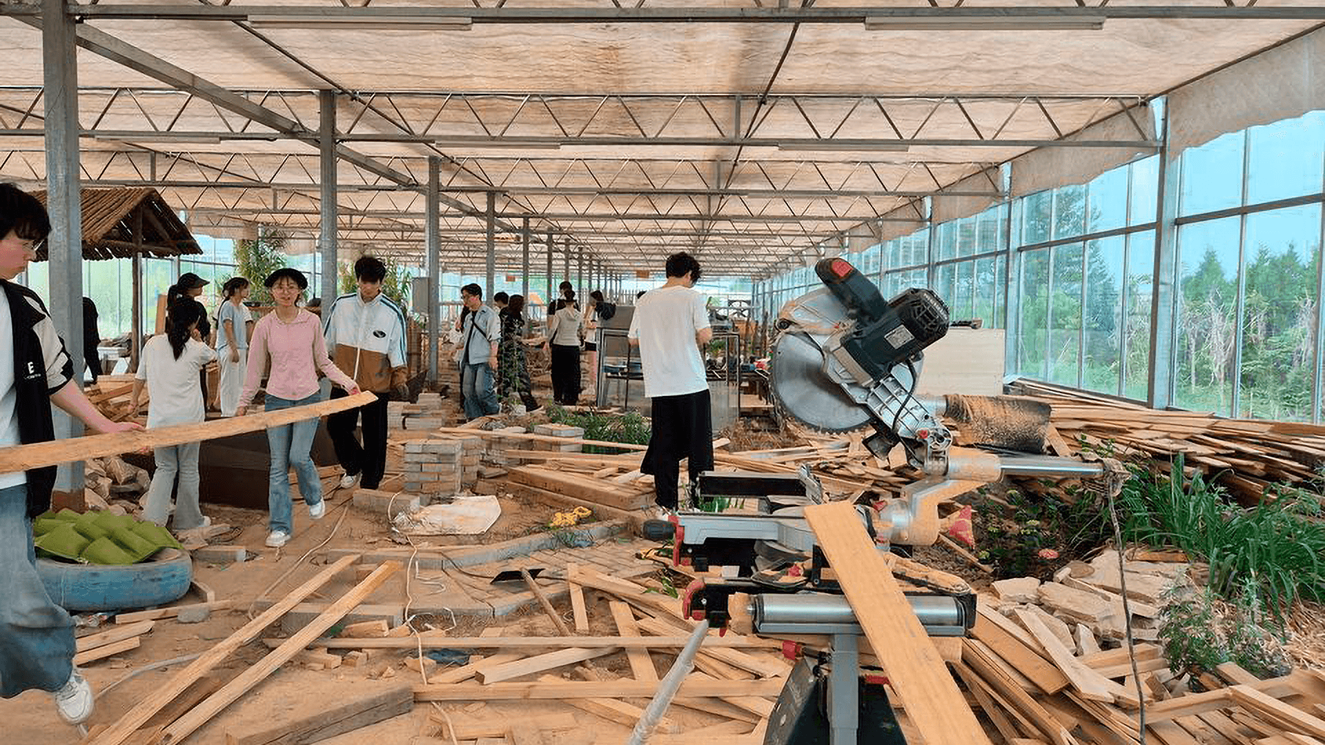 Arkkitehtuurin koulutusvienti vie kiertotalousajattelua Kiinaan: paviljonkeja syntyi jätelaudoista