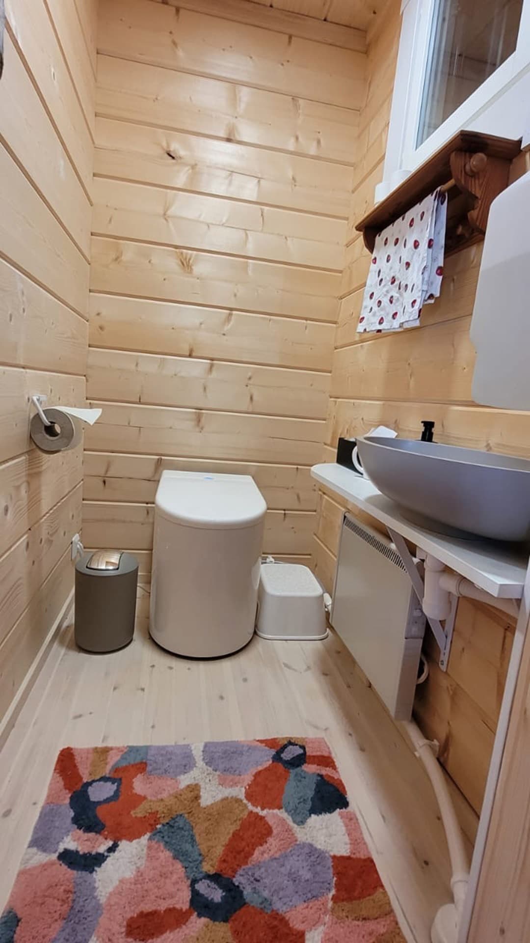 <p data-block-key="iimbj">Polttava käymälä voidaan sijoittaa siististi sisätiloihin, kun ilmanvaihto suunnitellaan ohjeiden mukaan – Hiiletin suljettu poistoputki takaa hajuttoman lopputuloksen ympäri vuoden. (Kuva: Teuvo Vihanti)</p>