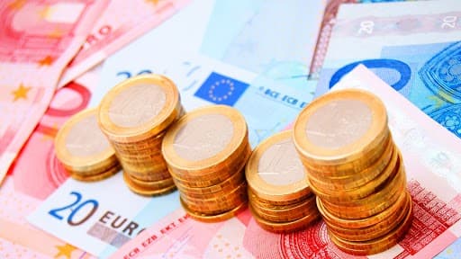 Euro kolikoita ja seteleitä