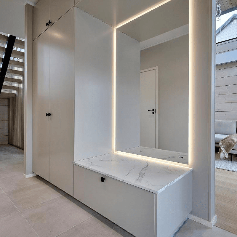 Laattalattia on kestävä ja käytännöllinen ja ei ole herkkä kulumiselle tai epäpuhtauksille. Marmorinen välipöydäntaso esiintyy edustavana ja näyttävänä yksityiskohtana kyseisessä kokonaisuudessa. Iso peili on edustava taustavalot tekee siitä näyttävän.