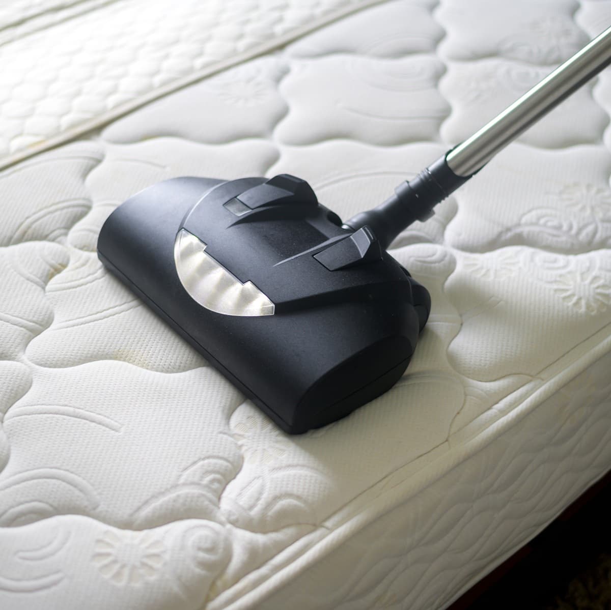 <p data-block-key="l5vl5">Nihkeä pölypyyhintä ja hyvin suodatettu imurointi auttavat pitämään pölyn poissa      pinnoilta ja ilmasta. (Kuva: Adobe Stock)</p>