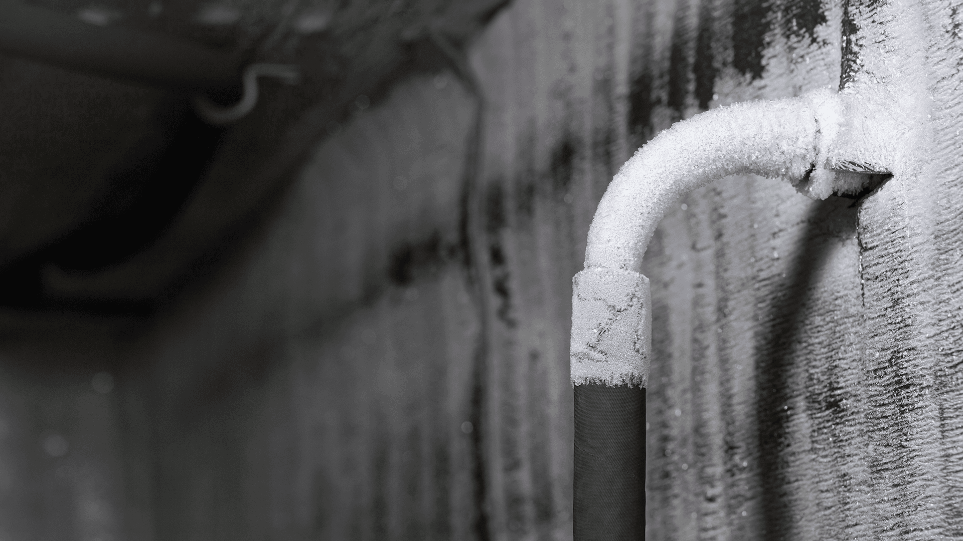 <p data-block-key="a6jms">Kun epäilet jäätymistä, vältä avotulta ja rajaa vahinko ensin: tarkista vuodon merkit ja sulje tarvittaessa pääsulku. (Kuva Adobe Stock)</p>