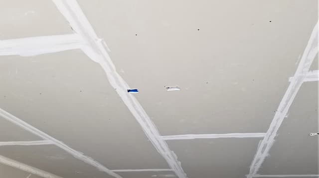 Kipsilevyn asentaminen