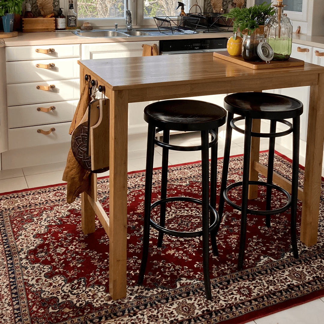 torista löytyneet baarijakkarat saarekkeen vierellä