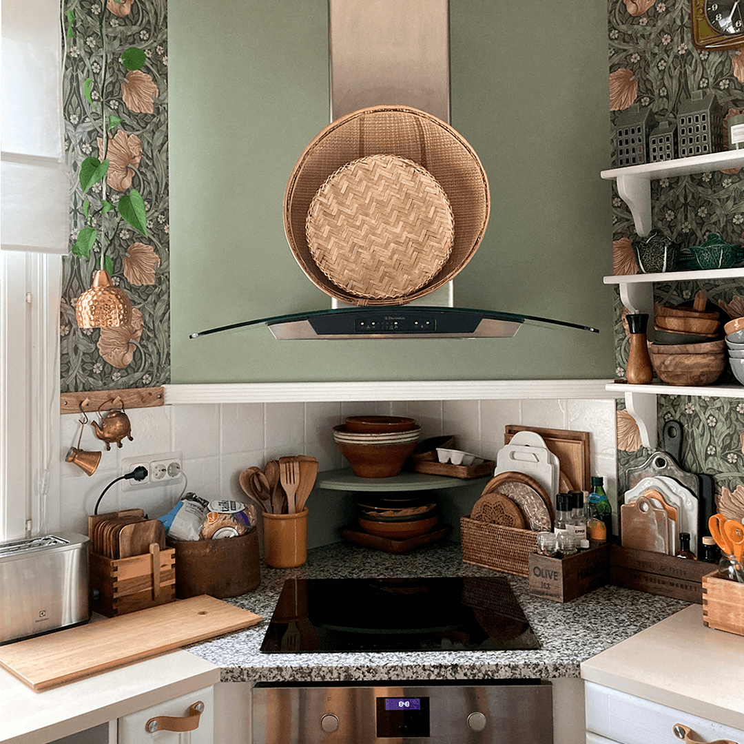 hella ja huuva ikkunan vieressä