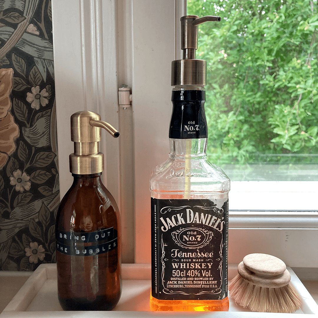 viskipullosta tehty keittiösaippuan pumppupullo