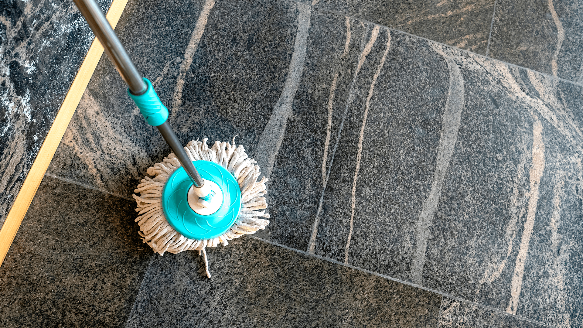 <p data-block-key="uaicw">Puhdistus kivelle tarkoitetuilla aineilla estää tahrojen pinttymisen ja helpottaa ylläpitoa<i>.</i> (Kuva Adobe Stock)</p>