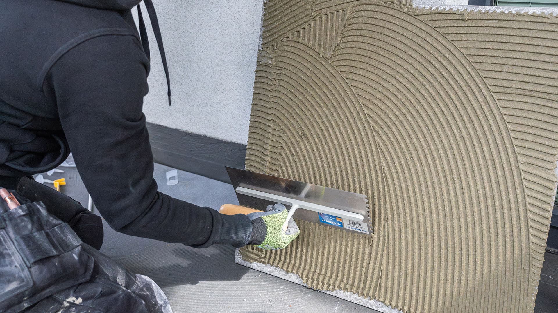 Kaksoiskiinnitys on keino saavuttaa täydellinen laastipeitto; siinä laastia levitetään paitsi alustaan, mutta myös tarvittaessa laatan tartuntapinnalle.