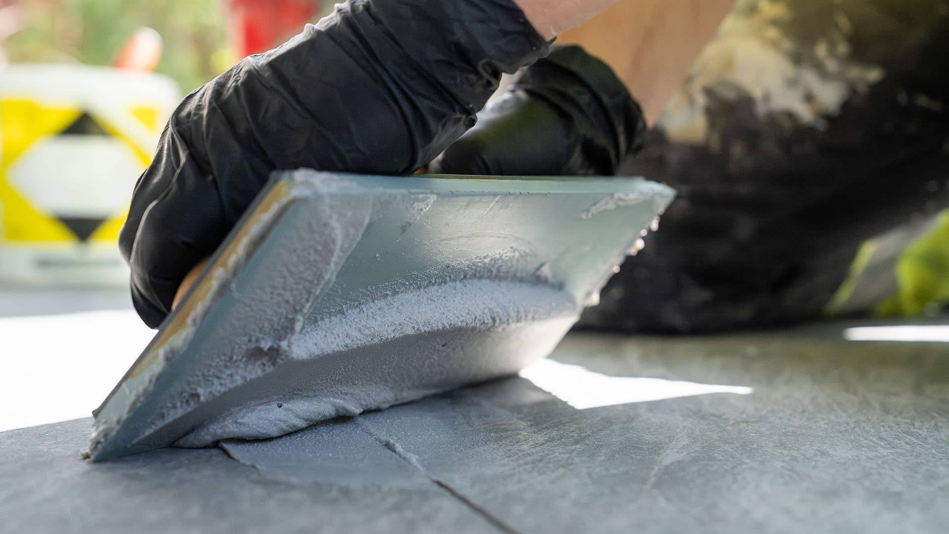 Saumattaessa levitä epoksi sille tarkoitetuilla saumauskulmilla vinosti saumojen yli tai vaihtoehtoisesti puristimella suoraan saumaan.