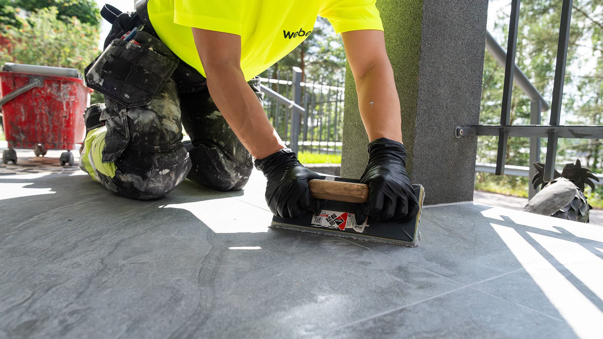 Poista laattojen pintaan jäänyt saumalaasti välittömästi.