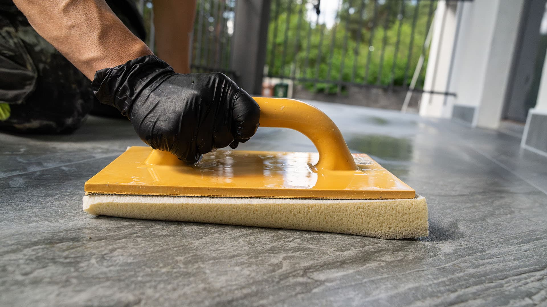 On tärkeää, että laatat puhdistetaan pian saumauksen jälkeen, samoin työvälineet tulee puhdistaa vedellä mahdollisimman pian käytön jälkeen.