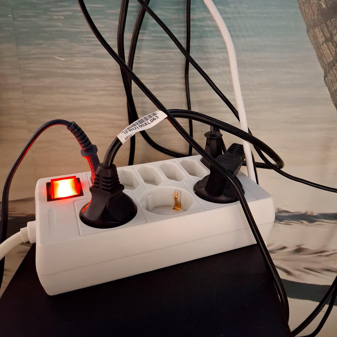 <p data-block-key="ymb9z">Jouluna kodin sähkökuorma kasvaa, joten jatkojohtojen ja pistorasioiden kunto on hyvä tarkistaa ennen kuin keittiö ja valosarjat käyvät täydellä teholla.</p>