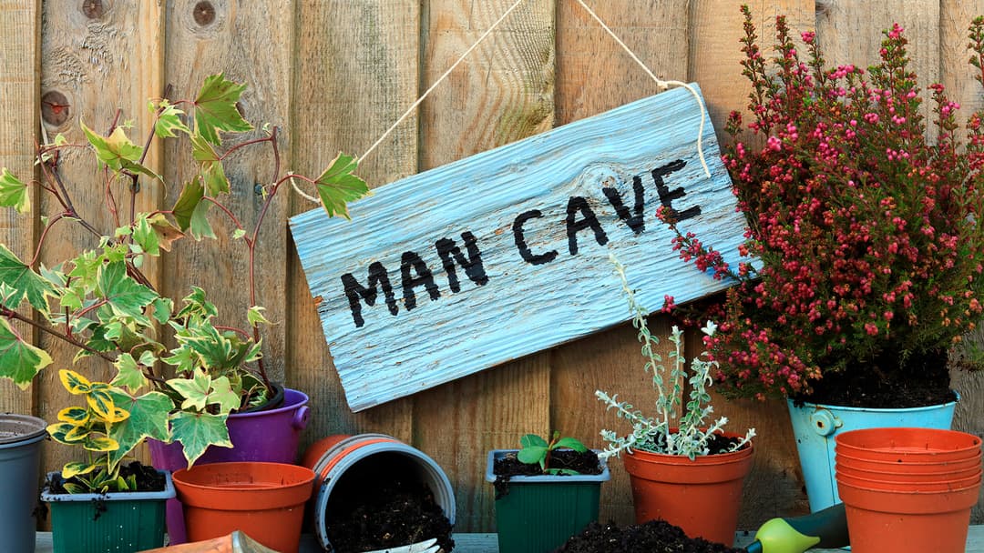 man cave kyltti vanhalla puuseinällä