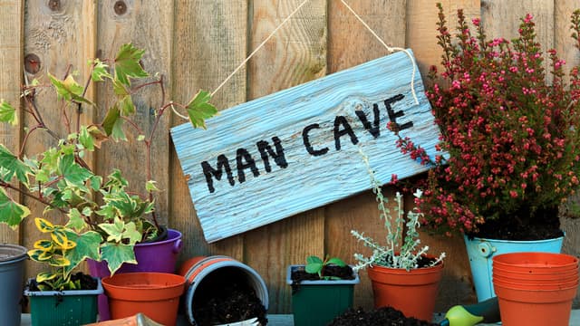 man cave kyltti vanhalla puuseinällä