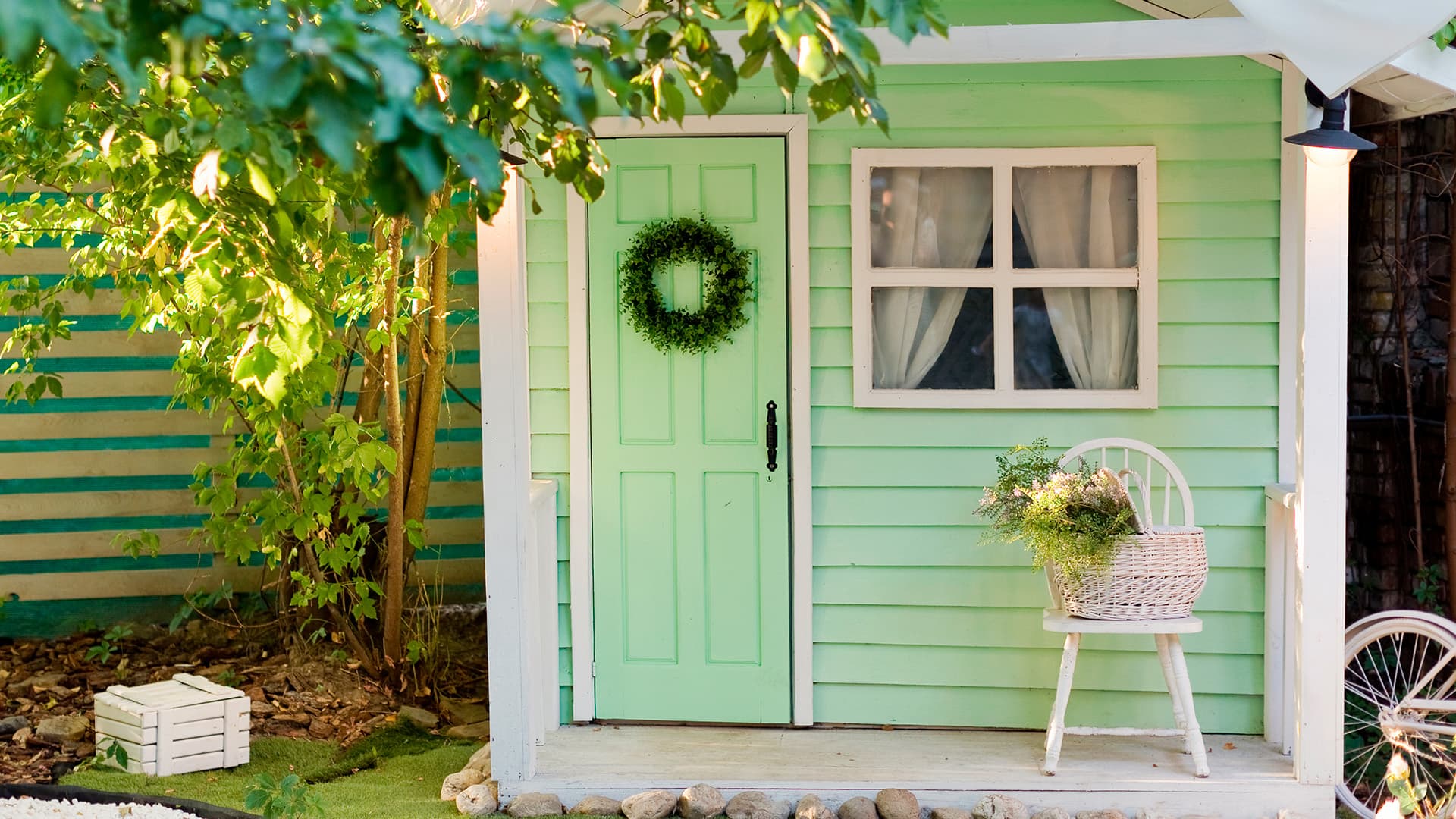 mintunvihreä leikkimökki puun alla