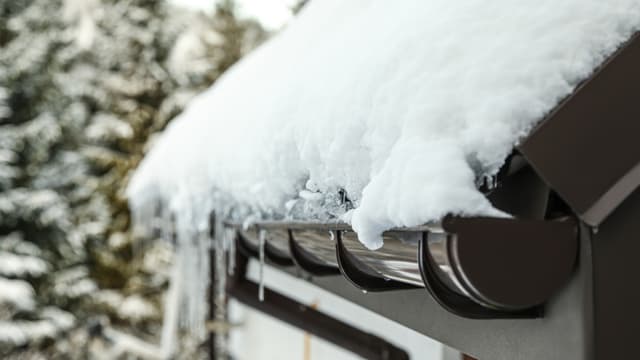 Lunta putoamassa katolta